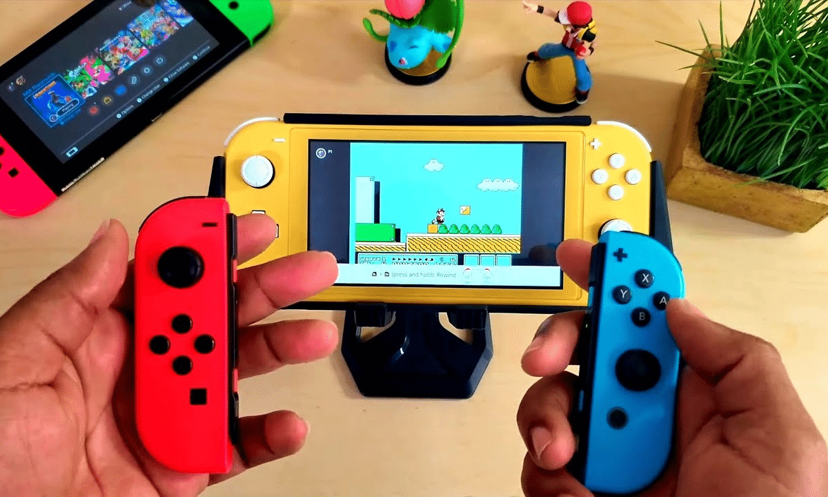 Nintendo Switch Lite conectada a unos joycons