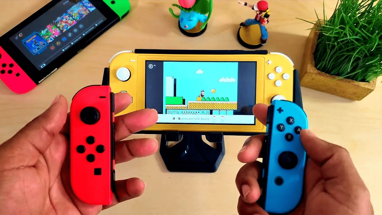 Nintendo Switch Lite conectada a unos joycons